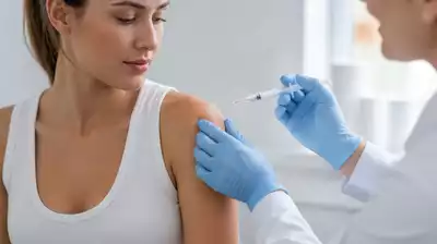 Patient bei der Behandlung mit Injektionstherapie